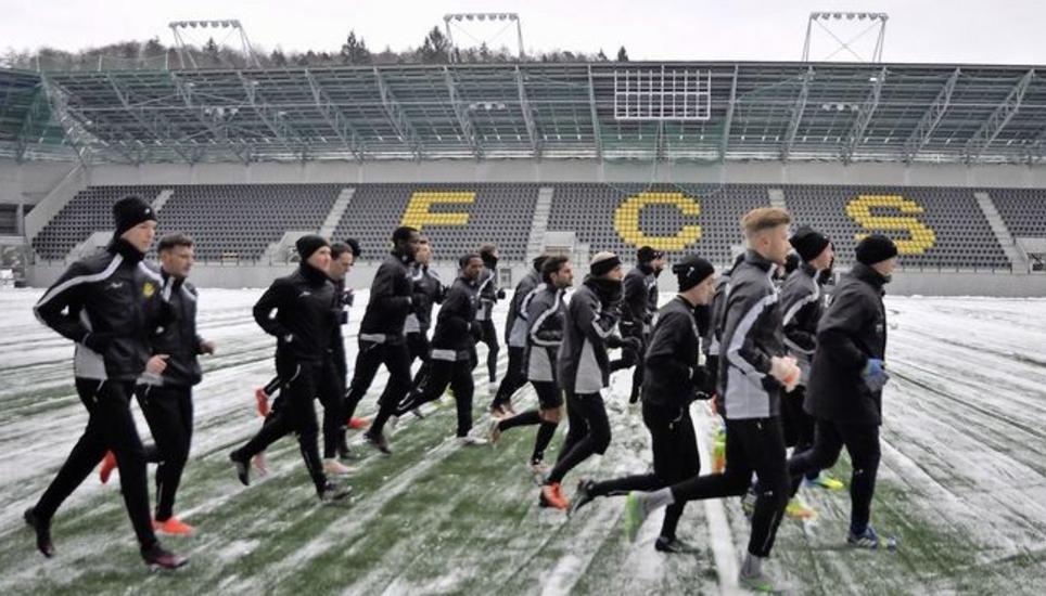 Alles neu: das erste Training für die Spieler des FC Schaffhausen im neu erstellten Stadion, dem Lipo-Park im Herblingertal. Bilder Daniel F. Koch