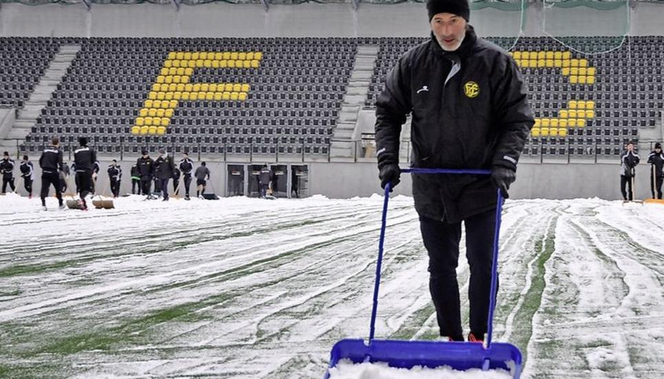 Cheftrainer Murat Yakin (linkes Bild) befreite mit seinen Spielern den Kunstrasen vom Schnee, damit trainiert werden konnte. Der vom FC St. Gallen gekommene Steven Lang (33) stellte sich gleich selber vor.