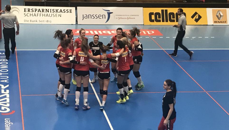 Die Spielerinnen dürfen jubeln. Sie gewinnen nach fünf Sätzen gegen Volley Lugano. Bild: Archiv