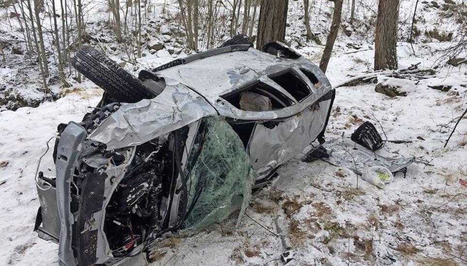 Bei Valchava im Bündnerland überschlug sich ein Auto mehrmals, nachdem es in einer Kurve von der Strasse abgekommen war. Fahrer und Tochter wurden verletzt. Bild: Kapo GB