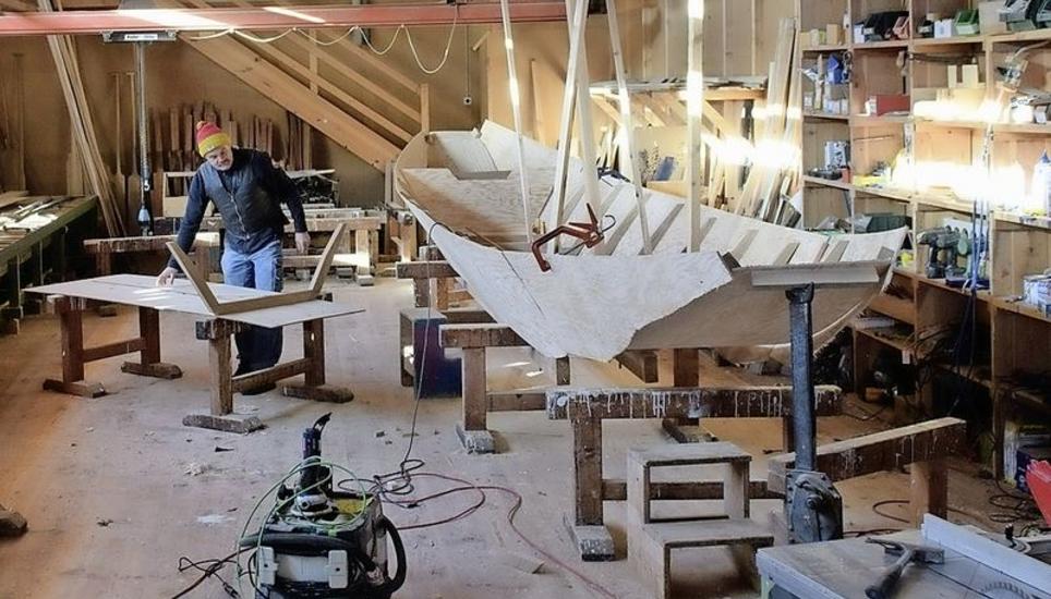 Gemäss dem aus Sperrholz angefertigten Modell werden Schablonen hergestellt, mit deren Hilfe dann die Bretter für das «richtige» Schiff zugeschnitten werden.