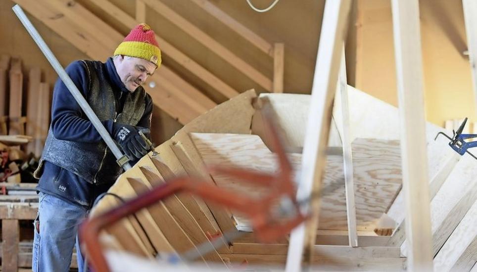 Weidlingbauer Urs Kohler arbeitet in seiner Werkstatt in Thayngen gegenwärtig am Modell für seinen ersten Motorweidling. Bilder: Michael Kessler