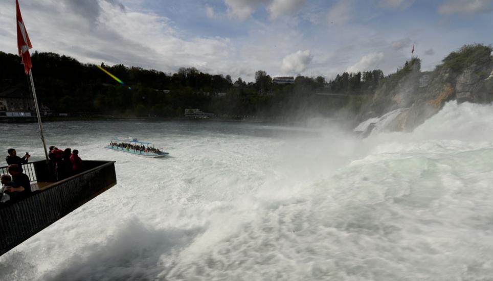 Am Rheinfall gab es schon einige wagemutige Aktionen. Bild: Selwyn Hoffmann