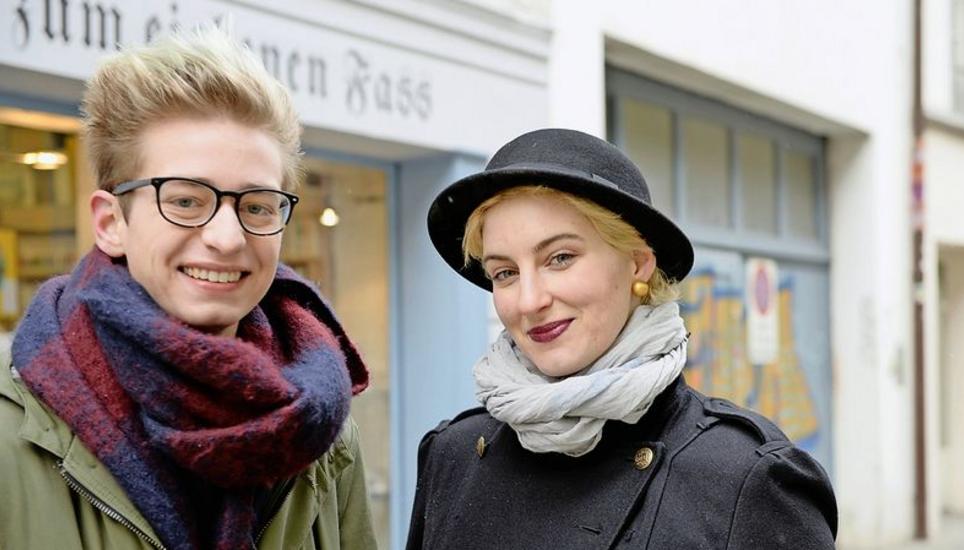 Tobias Urech und Anna Rosenwasser gründeten zusammen in Schaffhausen den LGBT-Jugendtreff Andersh. Bild: Selwyn Hoffmann