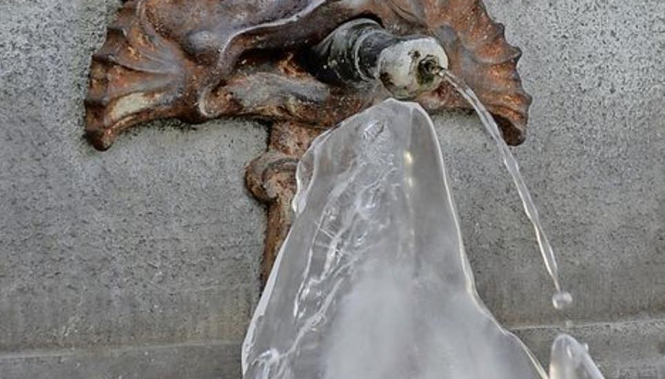 Gefrorenes im Brunnen an der Rheinstrasse.