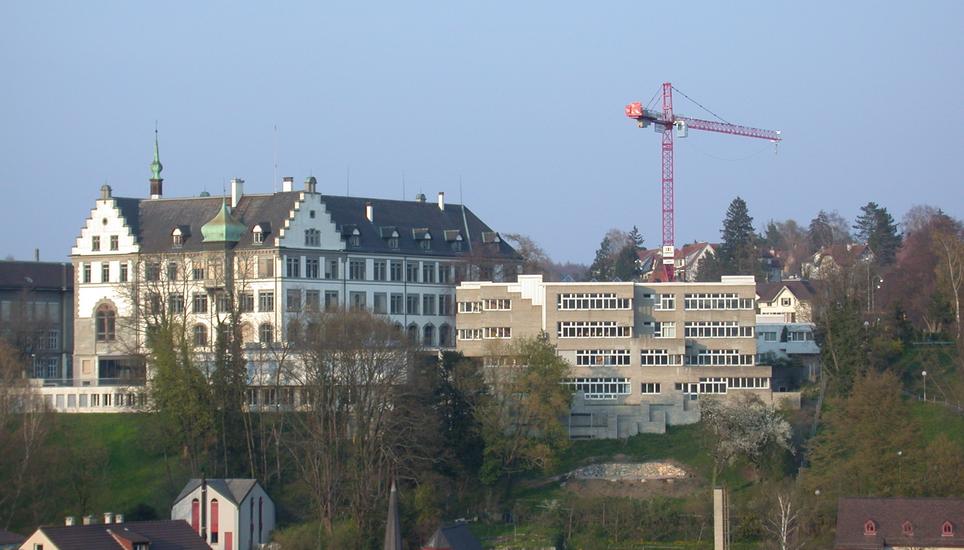 Die Ausbildung an der Kantonsschule dauert vier Jahre.