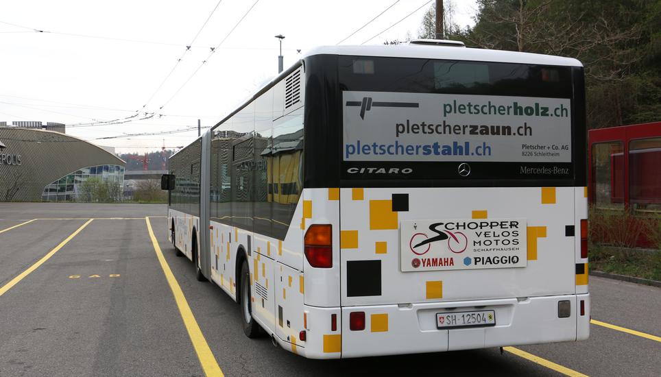 Anstoss für Kritik: Die Werbung auf Bussen. Grossstadtrat Christian Ulmer befürchtet, dass nach der Fusion von VBSH und RVSH noch mehr Busse mit Werbung beklebt werden. Bild: RM