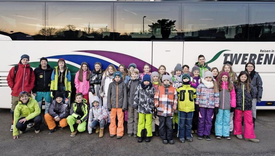 Bevor die Dörflinger Schüler das erste Mal auf der Piste stehen können, wartet noch eine mehrstündige Fahrt mit dem Car auf sie. Bild: Evelyn Kutschera