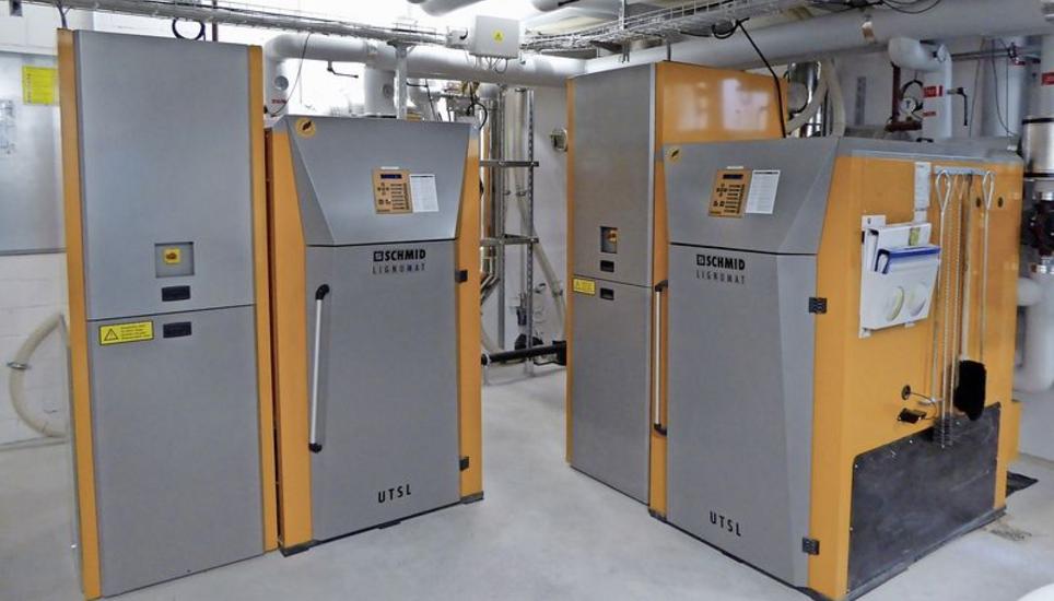 Wachsen will die Etawatt in nächster Zeit vor allem durch den Ausbau bei Nahwärmeverbünden: Zwei Holzpelletkessel der Etawatt im Wohnpark «Genesis» in Beringen. Bild: Etawatt AG/zvg