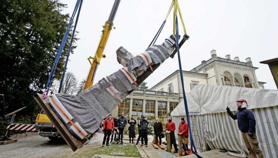 Hapi wird in die Senkrechte gebracht und über die Villa Wesendonck hinweg an seinen Standort vor dem Eingang zum Museum Rietberg gehievt. Bilder: Selwyn Hoffmann