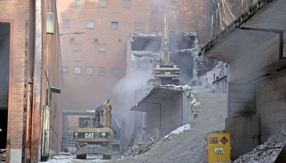 Auf dem Gelände der ehemaligen Stahlgiesserei von Georg Fischer im Mühlental haben die Bauarbeiten begonnen. Zunächst muss das einstige Hochlager (im Bild das Gemäuer rechts) abgerissen werden. Etwa an dieser Stelle wird künftig eine Betonmauer zur Hangsicherung dienen. Bild: Maria Gerhard