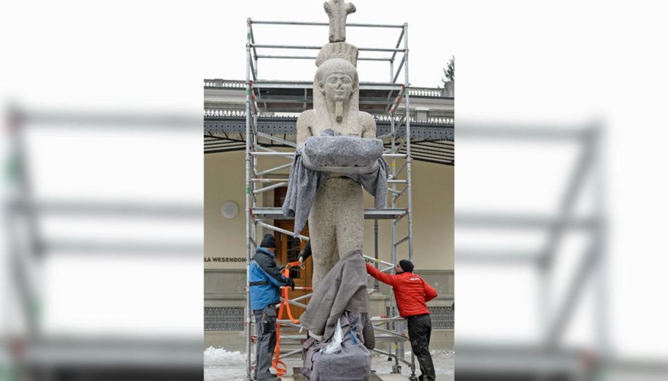 Hapi, die Personifikation der Nilflut, mit einem Papyrusbüschel auf dem Kopf, steht auf einem Holzpodest. Darüber kommt eine Vitrine, die beheizbar ist.