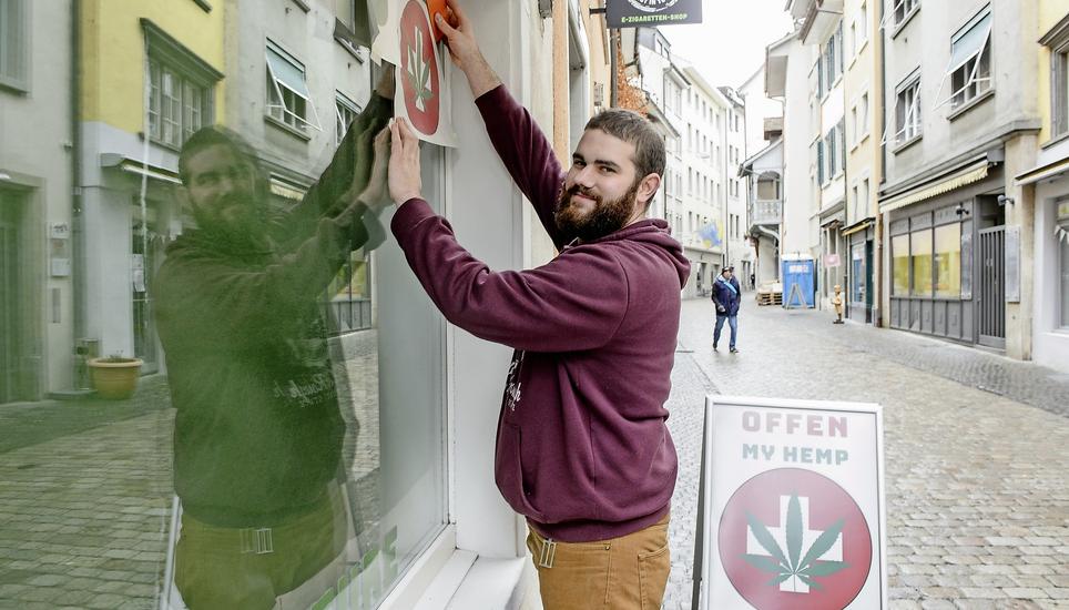 Marcel Amsler bringt in seinem Laden in der Webergasse Name und Logo seines Unternehmens an. Hier verkauft er künftig zahlreiche Hanfprodukte - darunter auch legales Cannabis. Bild: Selwyn Hoffmann