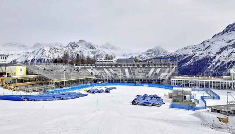 Die grossen Tribünen im Zielgelände in Salastrains stehen, jetzt fehlen nur noch die Zuschauer, die ab dem kommenden Montag nach St. Moritz strömen werden. Bild: Key