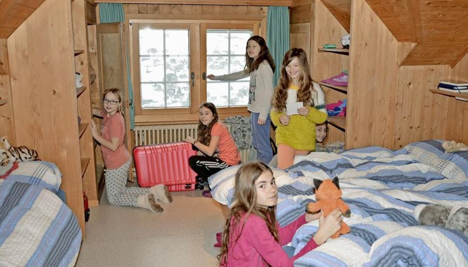 Collien, Ariana, Sarah, Simea, Joela (hinten, v. l.) und Aliah (vorn) haben ein Sechserzimmer in Beschlag genommen und verstauen ihre Siebensachen.