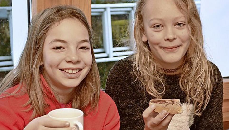 Lia (l.) und Deborah stärken sich beim Morgenessen für die Piste.
