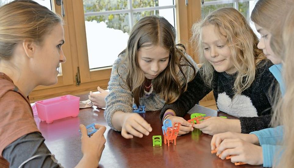 Primarlehrerin Fabienne Moritz spielt mit Silvana, Deborah und Mia (v. l.) im Ferienhaus über Mittag «Aufstuhlen».