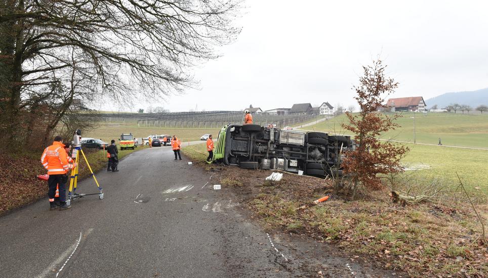 ç Tonnen Milch verlor der gekippte Lastwagen. Weitere vier Tonnen wurden abgesaugt. Bild: Kapo ZH