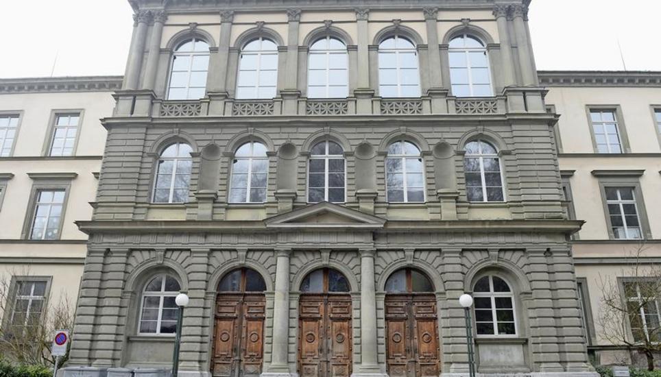 Im Schulhaus am Bach ist ein Schüler nach Drohungen suspendiert worden. Bild: Selwyn Hoffmann