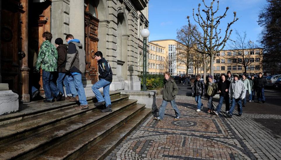 Schulhaus Bach. Bild: Selwyn Hoffmann