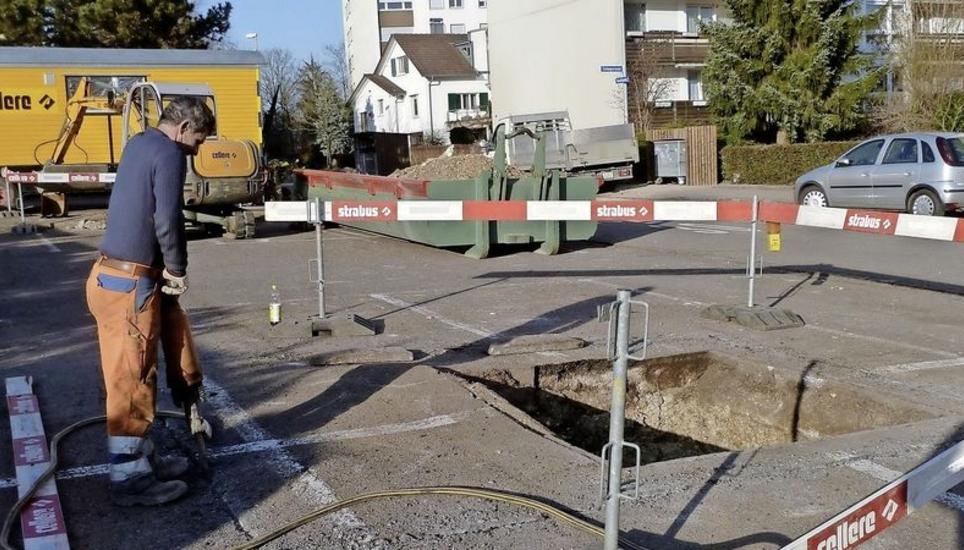 Auf dem Parkplatz Dürstlingweg werden wieder neue Bäume gepflanzt. Welche Art es sein wird, ist noch nicht bekannt. Bild: Eberhard Lukas