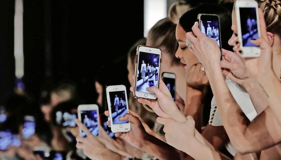 Nach dem Aufkommen von Smartphones, mit denen man praktisch endlos Bilder schiessen konnte, schien die Zeit der Sofortbild-Fotos abgelaufen zu sein. Auch dank neuer Techniken schaffen es Instantfotos aber, weiter zu bestehen. Bild: Key
