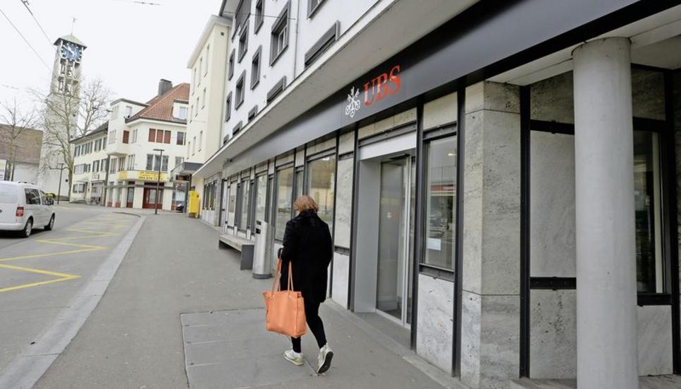 Ein UBS-Mitarbeiter der Neuhauser Filiale erleichterte die Bank im Jahr 2015 um rund 1,1 Millionen Franken. Der Fall weckt Erinnerungen an das Jahr 2009, als eine Mitarbeiterin derselben Filiale rund 3 Millionen Franken veruntreute. Bild: Selwyn Hoffmann