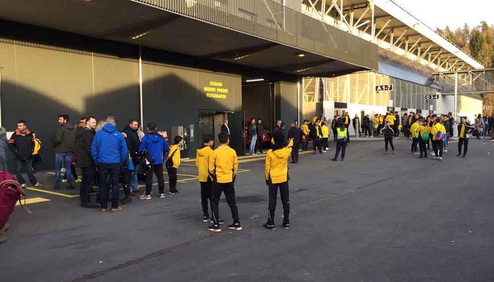 Vor dem Stadion treffen die Fans ein. Bild: Jessica Huber
