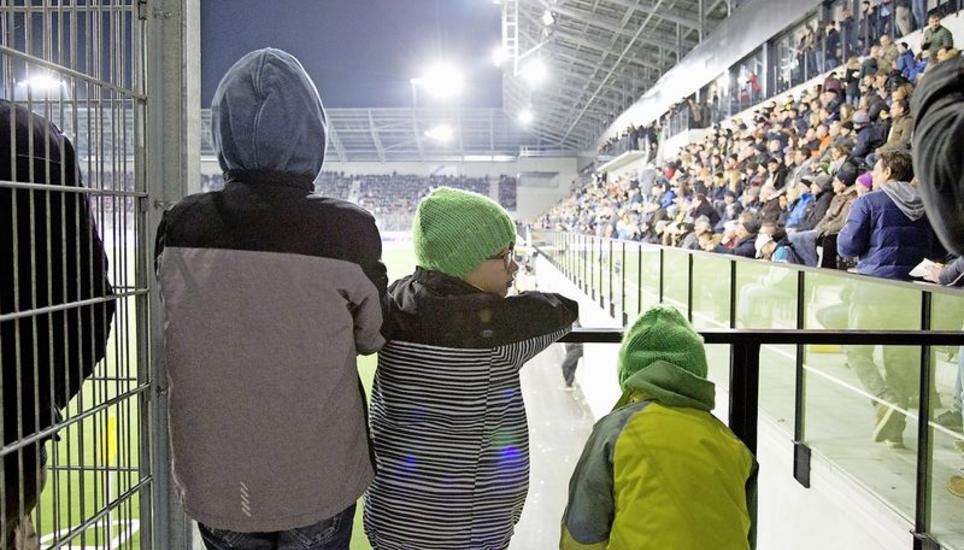 Auch die kleinen Fussballfans konnten dem Geschehen im Stadion folgen. Ein Erlebnis, unabhängig von der Körpergrösse.