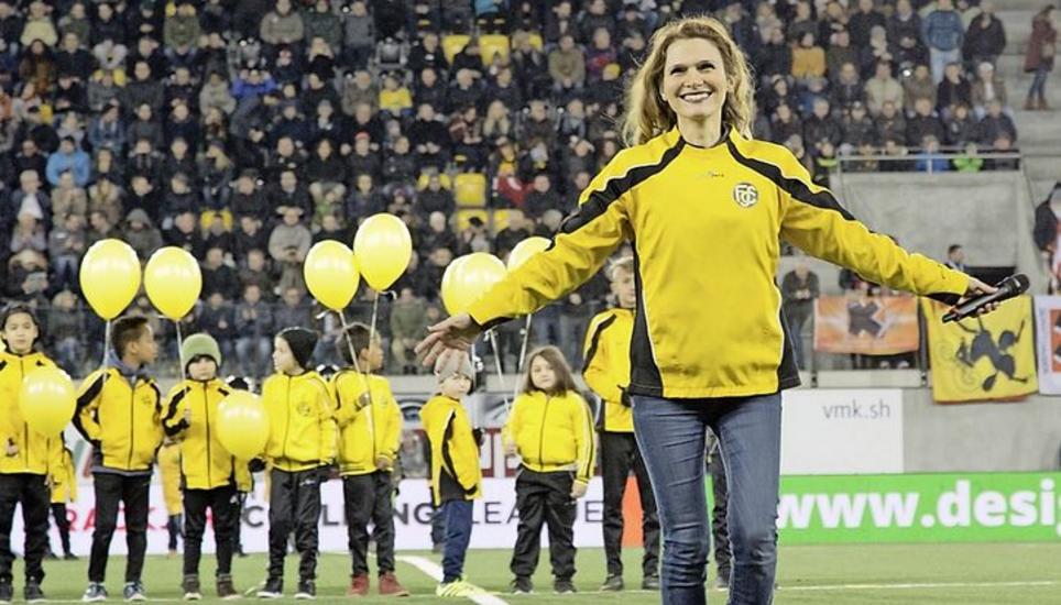 Die aus Beringen stammende Sängerin Flavia Zucca sang den Hit «Bloss a chlini Stadt» und liess sich auch von störenden Fangesängen nicht aus der Fassung bringen.