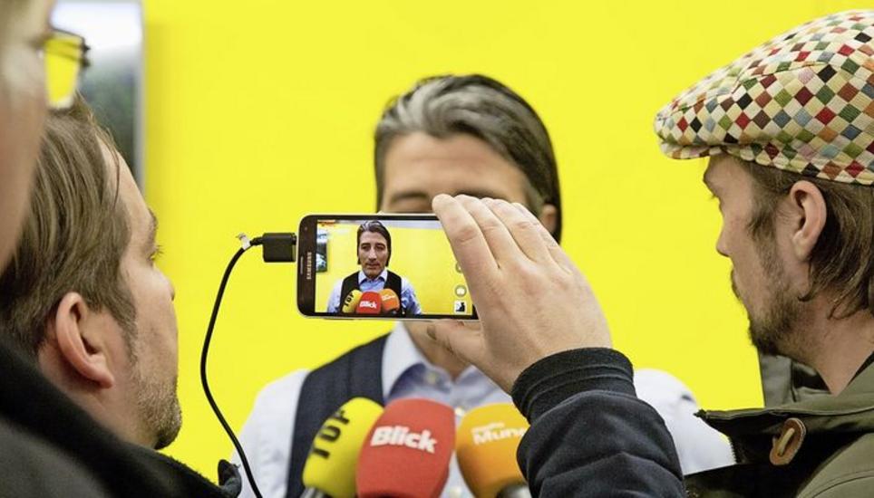 Warum hat der FC Schaffhausen gewonnen? Trainer Murat Yakin (Mitte) erklärt vor den Medien seine Taktik. Es war Yakins erster Sieg als Trainer des FC Schaffhausen.