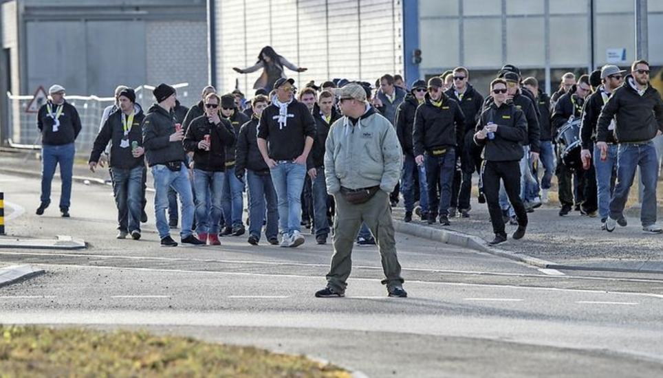 Auf dem Weg zum neuen Standort: Die Schaffhauser Supporter marschieren Richtung Bierkurve, wo sie ihre Lieblinge lautstark unterstützten.