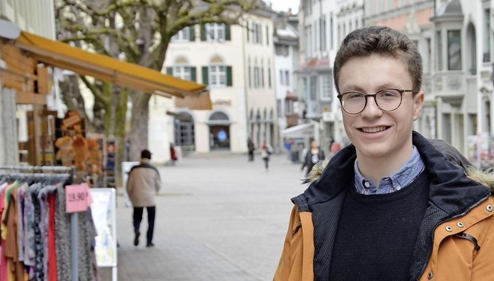 Julian Alvarez inmitten der Schaffhauser Altstadt. Der wichtigste Grund, um ins Ausland einkaufen zu gehen, sind anscheinend die grossen Preisunterschiede. Bild: Clio Zubler