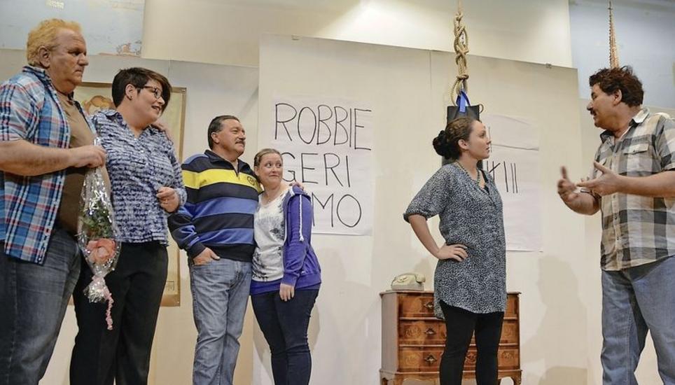 Die Schauspieler des Lustspiels «D Junggselle-WG» sorgten für beste Unterhaltung: Roland Götz, Elisabeth Tobler, Emil Meier, Jasmin Wuffli, Janine Meier und Thomas Greiner (v. l.). Bild: Margrith Pfister-Kübler