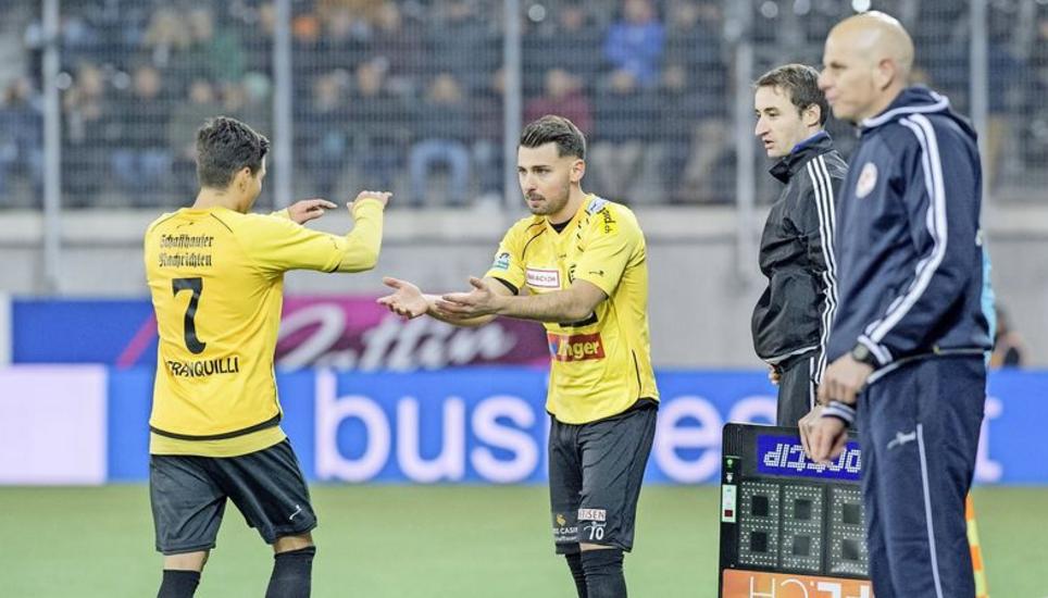 Der letzte Auftritt von Frontino beim FCS: In der 61. Minute wurde der FCS-Captain Gianluca Frontino (Mitte) beim Eröffnungsspiel im Lipo-Park gegen Winterthur (rechts FCW-Trainer Umberto Romano) für Luca Tranquilli (7) eingewechselt. Bild: Roger Albrecht