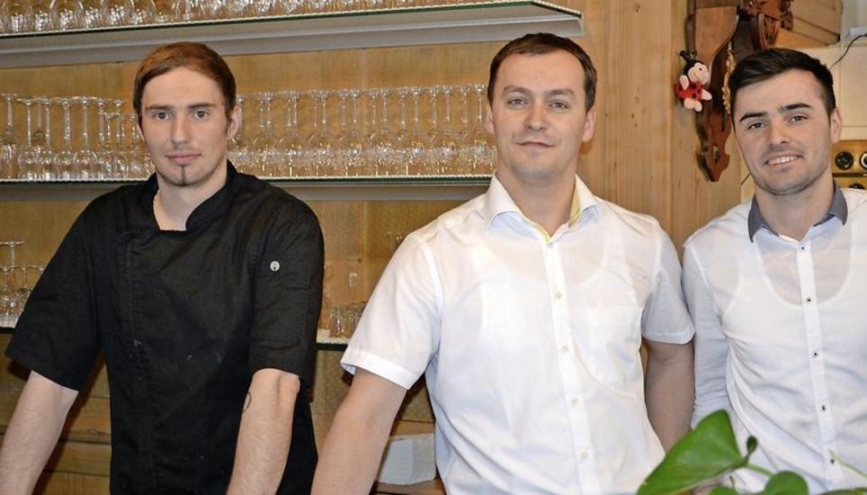 Abaz Rragamaj (Mitte) führt nun das Restaurant Gruben. Zu seinem Team gehören Alexander Kubowski (l.) und Arjanit Thaqi. Bild: Clio Zubler