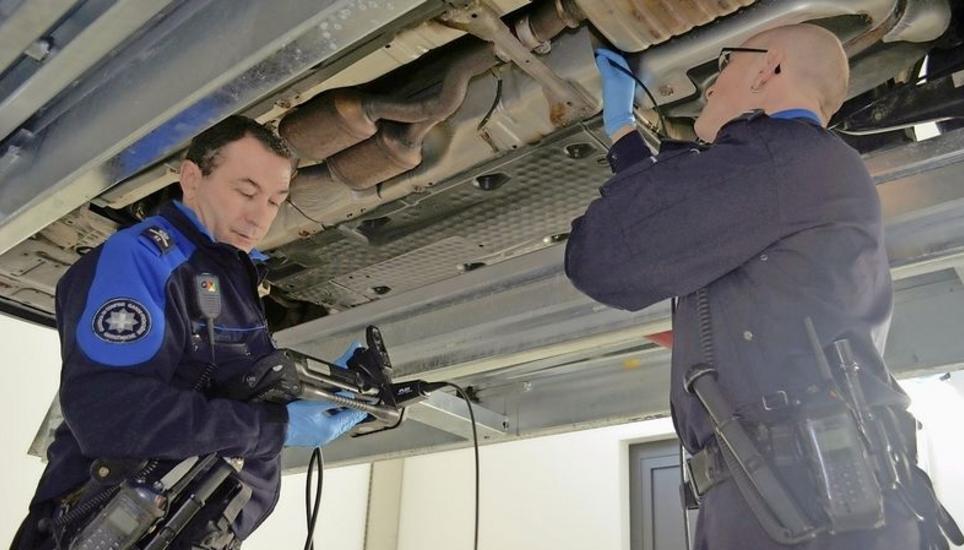 Mit dem Videoendoskop, einer kamerabestückten Sonde, durchsuchen die Spezialisten die Hohlräume der Fahrzeuge. Dann werden die Bilder gerichtstauglich dokumentiert.