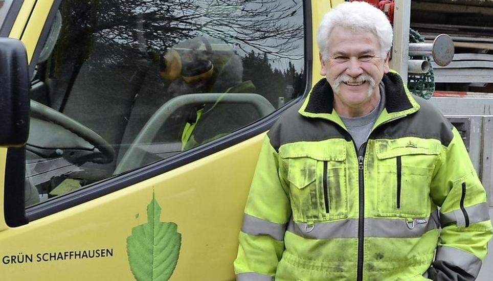 Mann freut sich auf treffen