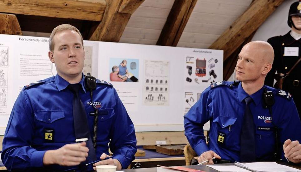 Sie haben eine hohe Toleranzgrenze: Die beiden erfahrenen Schaffhauser Polizisten Alexander Goetz (l.) und David Busslinger wissen aber, wann in bestimmten Situationen der Zeitpunkt gekommen ist, konsequent durchzugreifen. Bild: Selwyn Hoffmann