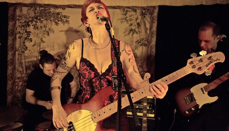 Diana Zucca alias Lady Pinball und ihre Band. Archivbild: Luisa Kehl