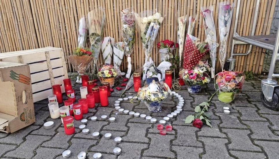 Blumen und Kerzen erinnern neben der Konstanzer Wasserpfeifenbar an den jungen Schaffhauser, der dort auf dem Parkplatz in der Nacht auf Samstag durch einen Messerstich in die Lunge getötet worden ist. Bild: Jörg-Peter Rau