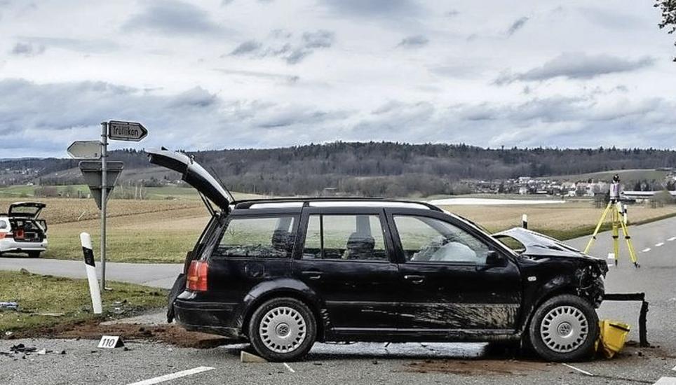 Gegenüber dem Fünfjahresschnitt ereigneten sich im Weinland weniger Unfälle 2016. Im Bild der letzte Unfall am 5. März bei Oerlingen mit fünf Verletzten. Bild: Kapo ZH