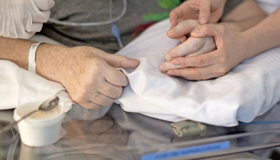 Leiden lindern, Schmerzen dämpfen, Beistand leisten: Der Palliativpflegeansatz versteht sich als ein Zusammenspiel verschiedener Disziplinen in der Betreuung unheilbar Kranker. Bild: Key