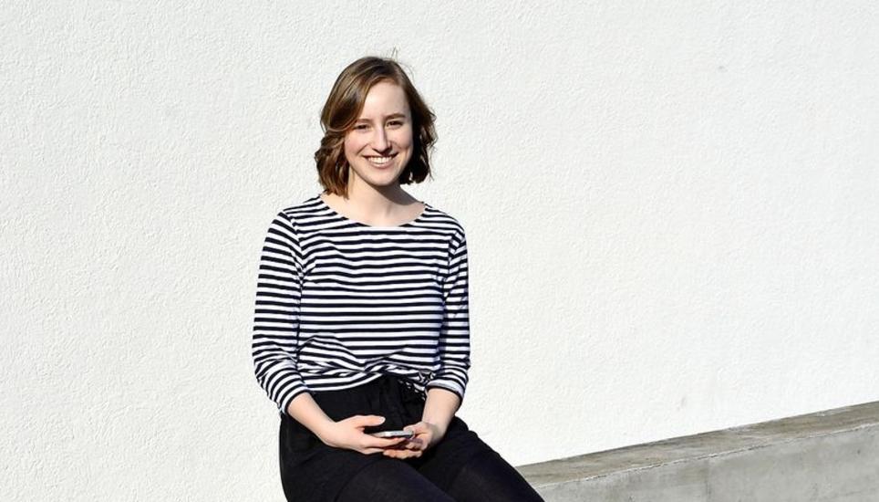 Pia Leu hat sich in ihrer Maturaarbeit damit auseinandergesetzt, wie viel Eigentum genug ist. Selbst würde sie vor allem auf ihr Handy nicht verzichten wollen. Bild: Clio Zubler