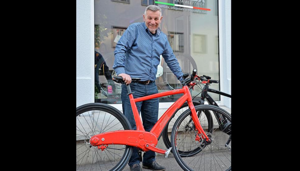 Gianni Mazzeo präsentiert das E-Bike-Modell «Sporter». Bild: Tito Valchera
