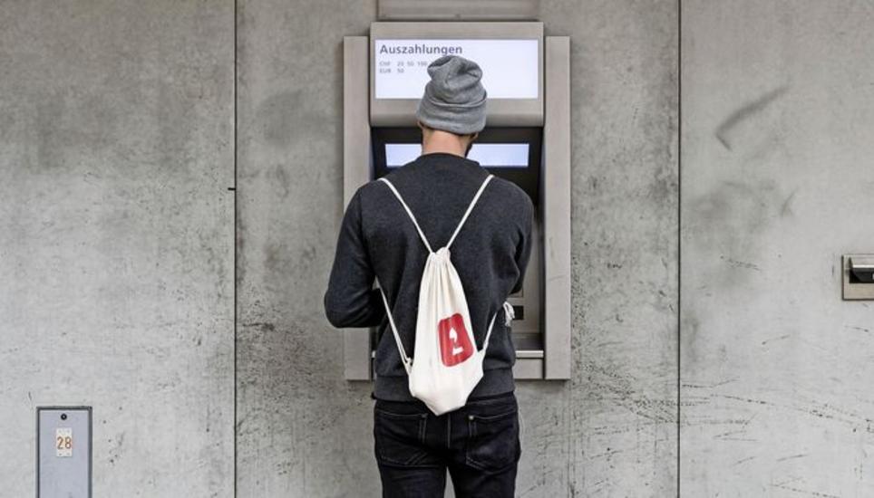 Anders als heute braucht man für die neuen Funktionen am Bancomaten nicht unbedingt eine Bankkarte. Bild: Key