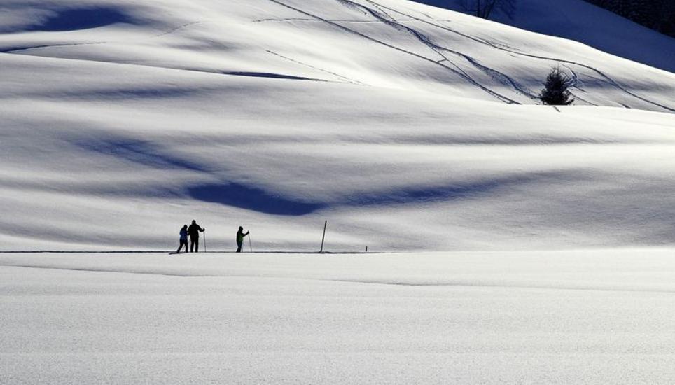 Das Siegerfoto zeigt die frisch verschneiten, sanften Hügel im Tannheimer Tal. Mittendrin drei Langläufer, welche die Ruhe geniessen. Bild: Laurent Hohermuth aus Schaffhausen