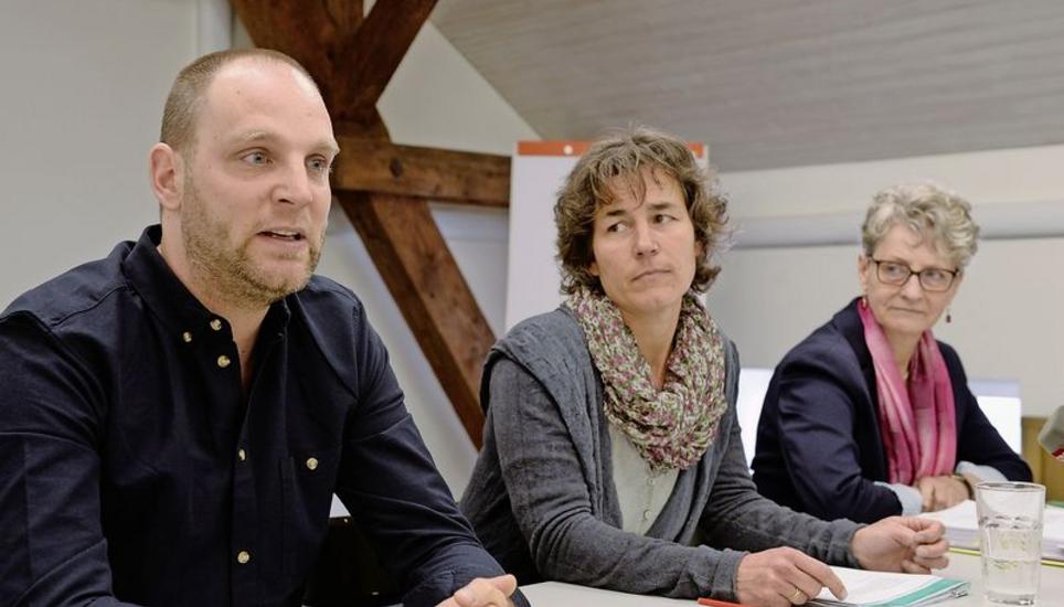 Wollten am letzten Donnerstag «proaktiv informieren»: Marco Schwaninger (Vorsteher «Alpenblick»), Katrin Huber (Stadtschulratspräsidentin) und Kirsten Brähler (seit dem 1. Januar zuständige Ephorin für das Schulhaus Alpenblick). Bild: Selwyn Hoffmann