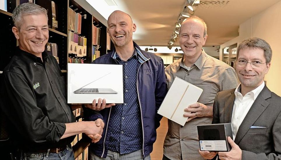Thomas Braun von Data Quest mit Laurent Hohermuth, Michael Schatzmann und Reto Savoca (von links). Bild: Selwyn Hoffmann