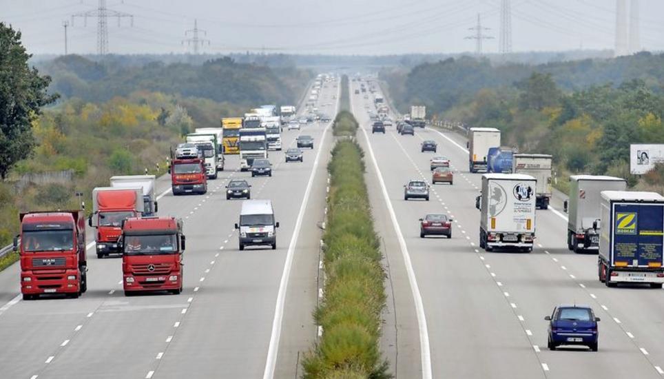 Seit 2005 gibt es in Deutschland eine Maut für Lastwagen. Wann die Abgabe für Pkw kommt, ist noch nicht klar. Bild: Key